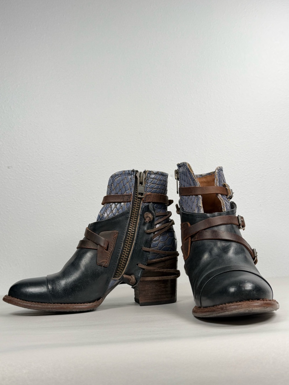 Freebird Crue Women’s Dark Blue Leather & Crocodile Boots Size 10 Side Zip